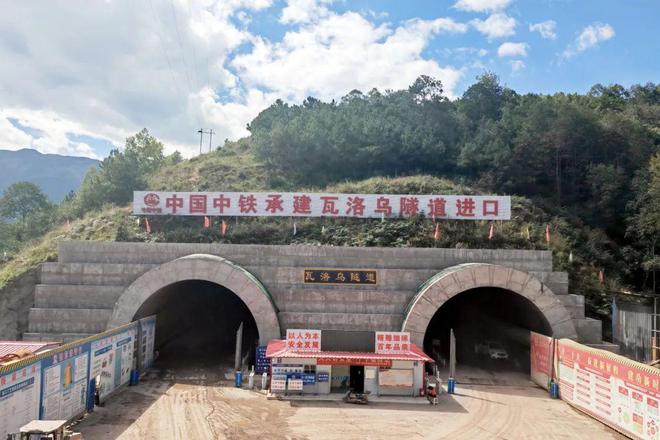 西昭高速公路瓦洛乌隧道左线顺利贯通米乐 M6米乐(图4)