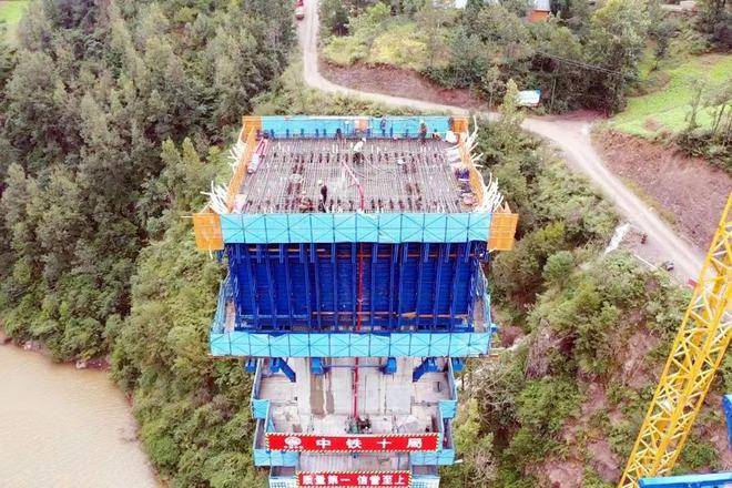 西昭高速公路瓦洛乌隧道左线顺利贯通米乐 M6米乐(图3)