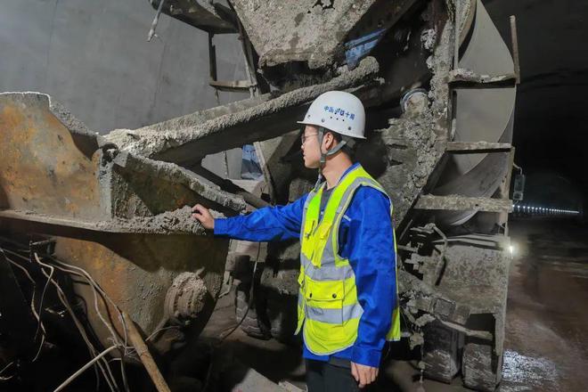 西昭高速公路瓦洛乌隧道左线顺利贯通米乐 M6米乐(图1)