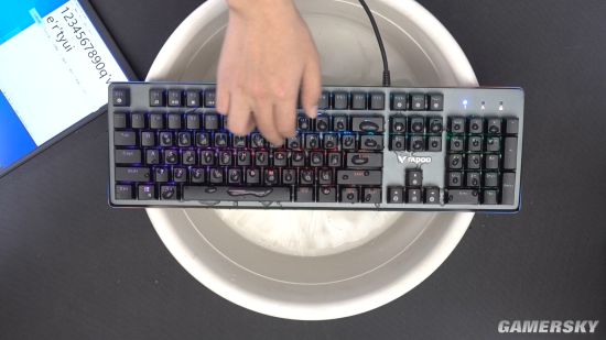 边洗边玩很任性 雷柏V800RGB真防水机械键盘评测(图1)