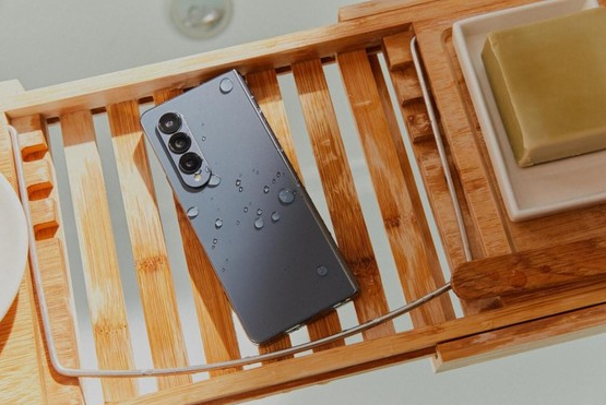 三星Galaxy Z Fold4推出IPX8级防水 引领折叠屏手机新风口(图2)