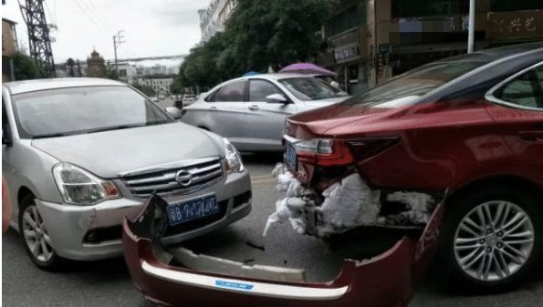 这也是为了吸能？雷克萨斯被追尾撞掉防护板车尾全是棉花泡沫(图3)