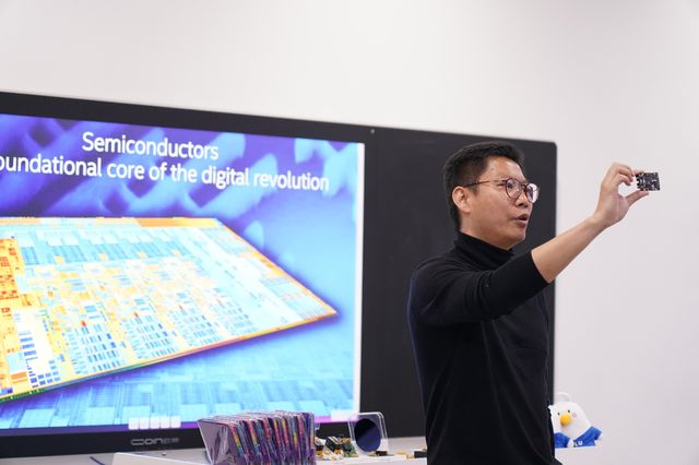 新材料 “芯”飞跃西交利物浦大学学者研究获国际顶刊《自然-通讯》收录(图2)