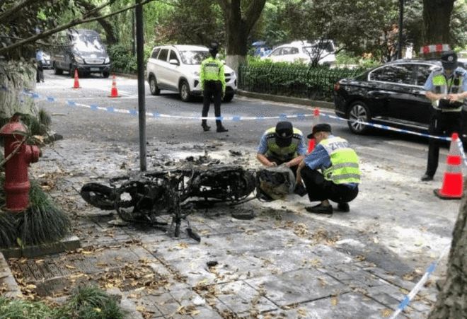 电动车行驶过程爆炸！铅酸电池VS锂电池谁更安全？(图2)